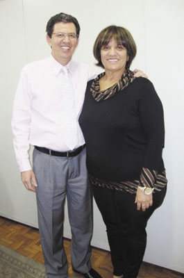 Casal Théo Maia Cordeiro-Arlete. Ele recebe antecipado abraço (seu aniversário é amanhã)